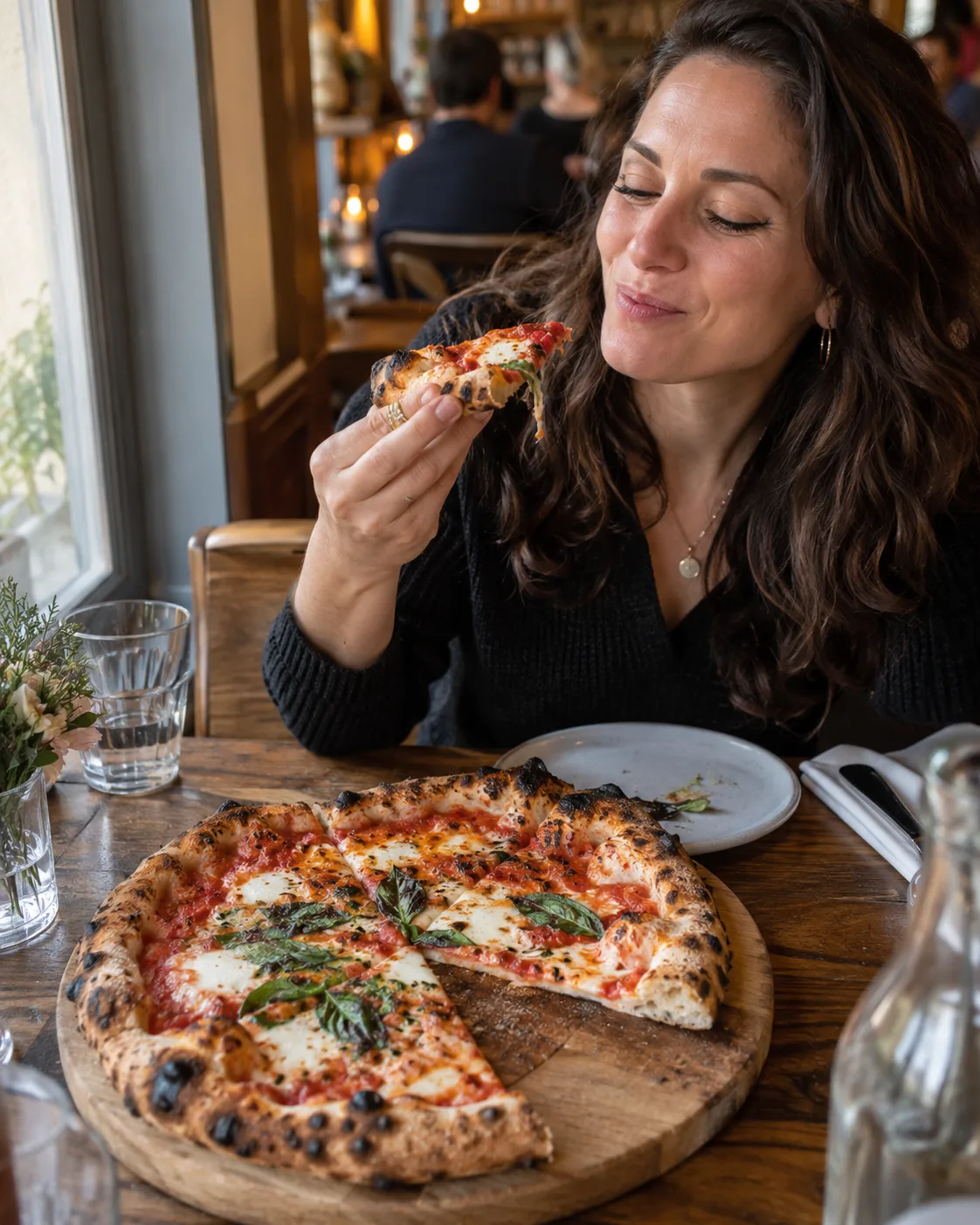 Disfrutando una porción de pizza artesanal