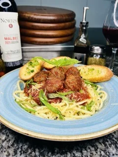 Spaghetti Napolitano con albóndigas